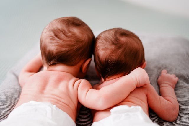gemelos bebés